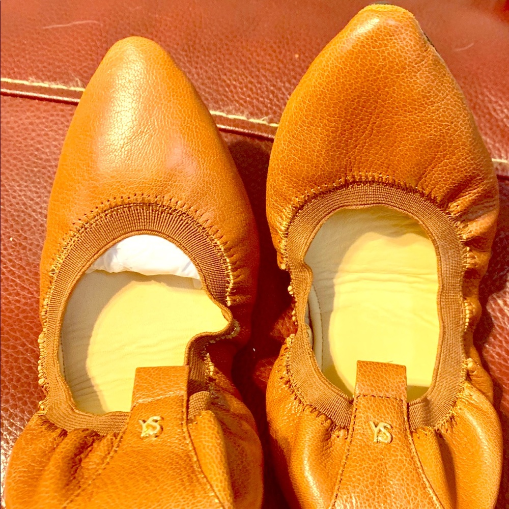 BRAND NEW YOSI SAMRA BROWN FLATS